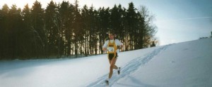 Läufer in Landschaft mit Schnee